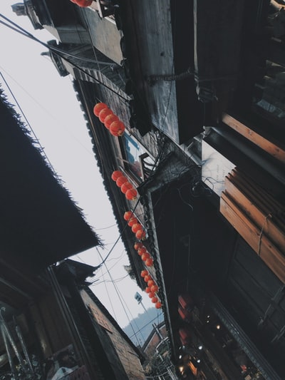 低角度的照片,房子和灯笼

